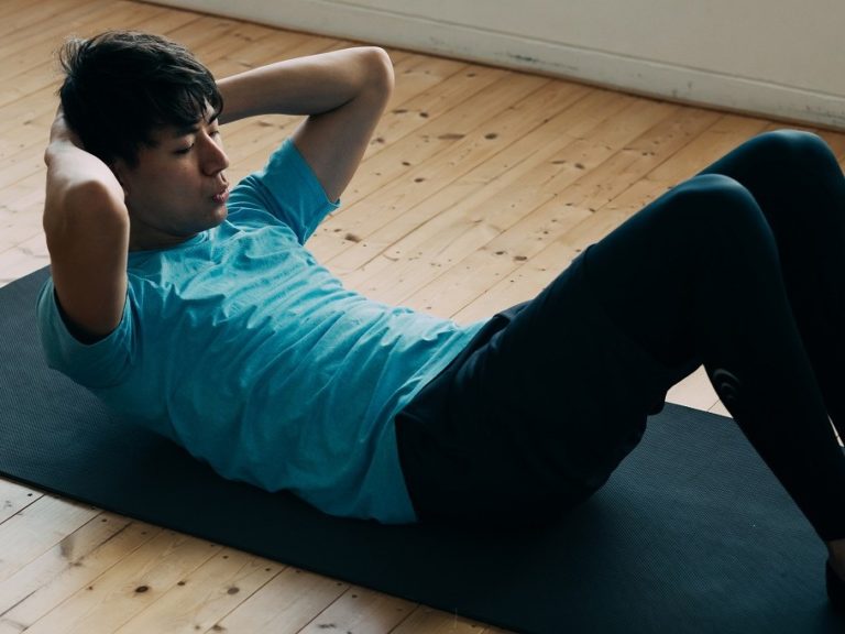 腹筋トレーニングで首が痛くなる原因 広島のパーソナルトレーニングジム｜くびれ美人